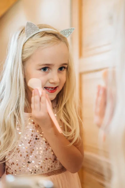 Linda Niña Jugando Con Cosméticos Mirándose Espejo Niña Sosteniendo Polvo —  Fotos de Stock