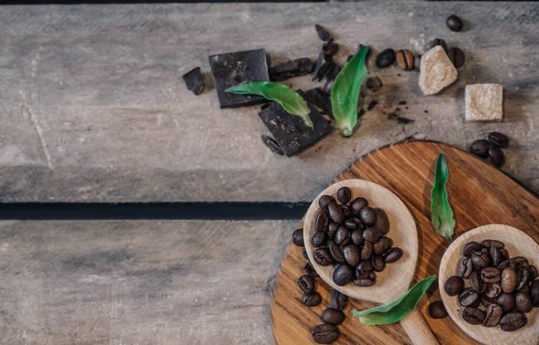Draufsicht Auf Verschiedene Sorten Von Kaffeebohnen Auf Dunklem Rustikalem Holzhintergrund — Stockfoto