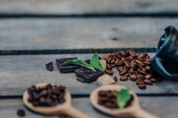 Cucharas Madera Con Diferentes Variedades Granos Café Chocolate Negro Azúcar — Foto de Stock