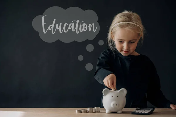 黒を背景に白い貯金箱を持つ少女 未来のために 教育の概念のために — ストック写真