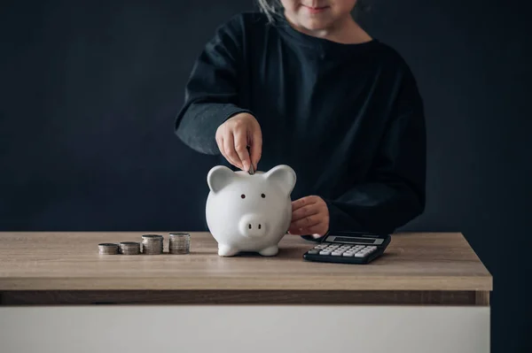 Criança Braço Menina Colocando Moedas Euro Dinheiro Branco Porquinho Banco — Fotografia de Stock