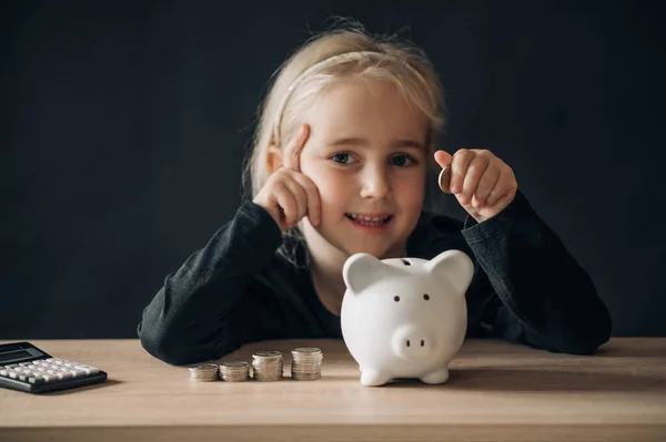 Menina Com Banco Porquinho Branco Fundo Preto Salvando Para Futuro — Fotografia de Stock