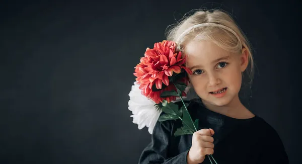 Портрет Модного Мистецтва Красивої Маленької Дівчинки Тримає Білу Квітку Ізольовано — стокове фото