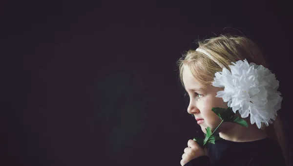 Портрет Модного Мистецтва Красивої Маленької Дівчинки Тримає Білу Квітку Ізольовано — стокове фото