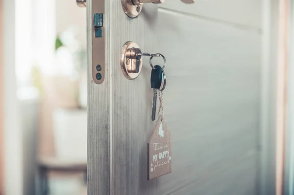 Open Door New Home Door Handle Key Home Shaped Keychain — Stock Photo, Image