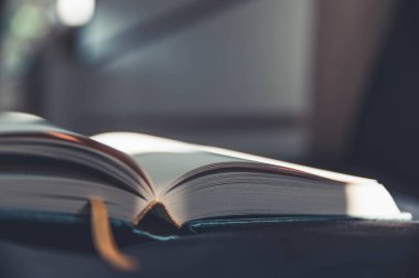 Kütüphanede açık bir kitap - Eğitim ve bilgi kavramı 