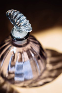 Bej arka planda gölgeli kristal sürahi..