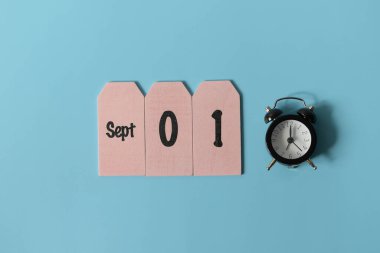 2022, ahşap bloklarda, mavi arka planda saat. Mutlu yıllar 2022 konsepti