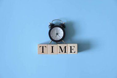 Ahşap küplere ve mavi arka planda mavi alarm saatine söz hakkı