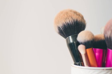 Profesyonel makyaj fırçaları tüp. Kirli makyaj araçları.