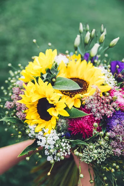 Manos Sosteniendo Hermoso Ramo Flores Silvestres Verano — Foto de Stock