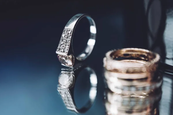 Ezüst Gyűrű Egy Drágakővel Fekete Alapon Tükrös Felülettel Platina Arany — Stock Fotó