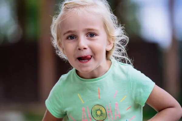 Маленька Щаслива Дівчинка Грає Відкритому Повітрі Концепція Активності Дітей Відкритому — стокове фото