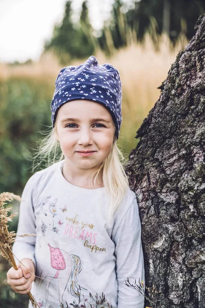 Портрет Щасливої Маленької Дівчинки Яка Досліджує Світ Відкритому Повітрі — стокове фото