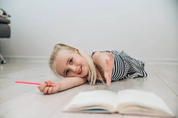 Cute Girl Rysunek Kolorami Ołówków Koncepcja Szkolnictwa Domowego Edukacji — Zdjęcie stockowe