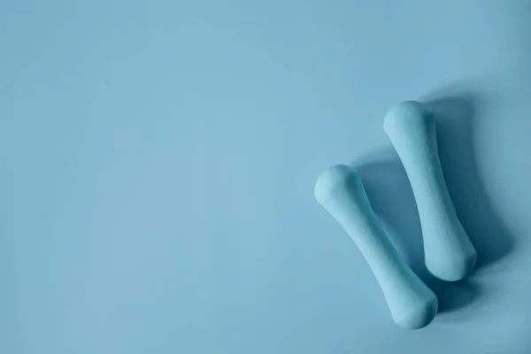 Пара Светло Голубых Гантели Фитнеса Изолированы Синем Фоне Вид Сверху — стоковое фото