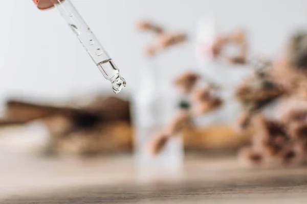 Botella Vidrio Transparente Con Pipeta Suero Centelleante Aceite Esencial Flores —  Fotos de Stock