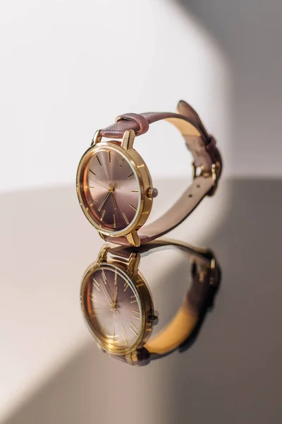 Luxus Lederarmbanduhr Oder Uhr Isoliert Auf Spiegelhintergrund Mit Reflexion — Stockfoto