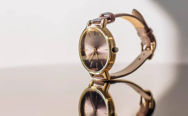 Montre Bracelet Cuir Luxe Une Montre Isolée Sur Fond Miroir — Photo