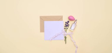 Minimalist davetiye, kır kartı çiçeklerle süsleniyor. Düz yatış, üst görünüm