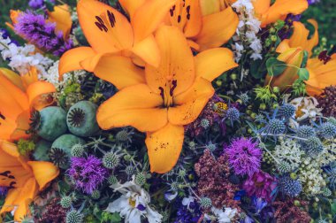 Turuncu zambaklar ve karışık yaz çiçekleri. Yaz çiçeği arka planı.