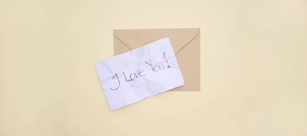 Αγαπώ Χειρόγραφο Σημείωμα Και Φάκελο Απομονωμένα Κίτρινο Φόντο — Φωτογραφία Αρχείου