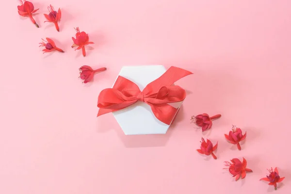 Regalo Flores Pequeñas Sobre Fondo Rosa Con Espacio Para Copiar — Foto de Stock