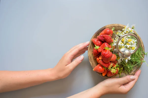 Weibliche Hände Halten Ein Holztablett Mit Frischen Reifen Bio Erdbeeren — Stockfoto