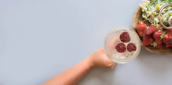 Draufsicht Der Weiblichen Hand Mit Alkoholgetränk Oder Cocktail Und Erdbeeren — Stockfoto