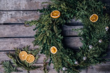 Kırsal ahşap masada Noel çelengi tacı. Eski tarz. Noel tebrik kartı tasarımı