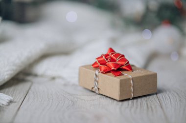 Kahverengi Noel hediye kutusunu kapat ya da kırmızı kurdele ile hediye et. Noel alışveriş konsepti