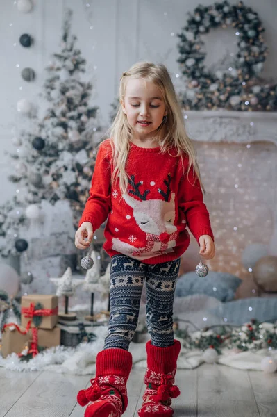 Retrato Menina Segurando Bola Natal Ornamento — Fotografia de Stock