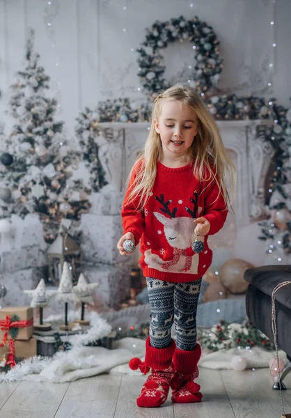 Retrato Menina Segurando Bola Natal Ornamento — Fotografia de Stock