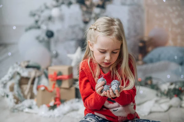 Retrato Menina Segurando Bola Natal Ornamento — Fotografia de Stock