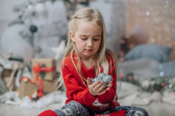 Retrato Menina Segurando Bola Natal Ornamento — Fotografia de Stock