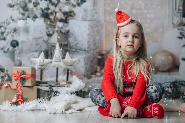 Retrato Loira Muito Feliz Menina Suéter Vermelho Natal — Fotografia de Stock