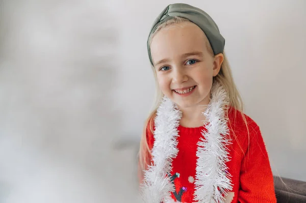 Retrato Loira Muito Feliz Menina Suéter Vermelho Natal — Fotografia de Stock