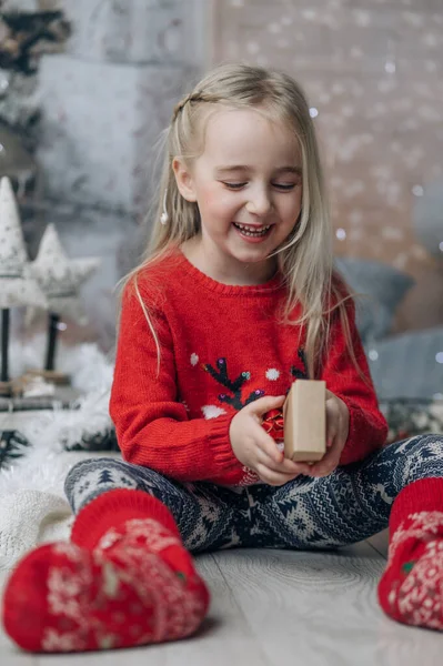 Retrato Loira Muito Feliz Menina Suéter Vermelho Natal — Fotografia de Stock