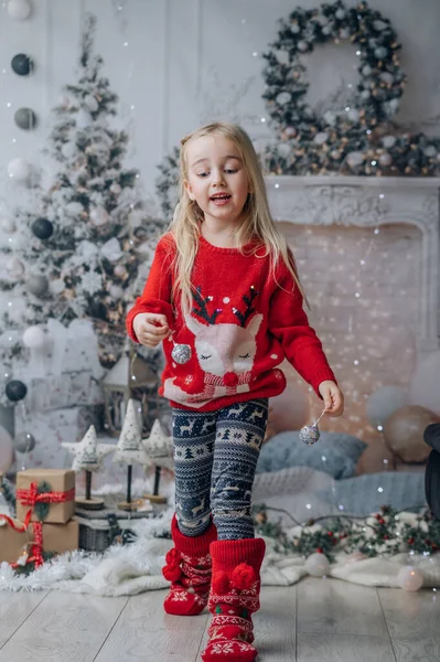 Retrato Loira Muito Feliz Menina Suéter Vermelho Natal — Fotografia de Stock