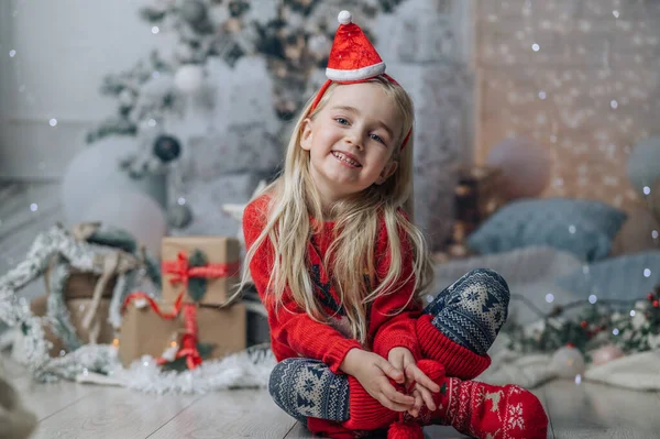 Menina Loira Bonita Usando Chapéu Natal Camisola Jumper Vermelho Natal — Fotografia de Stock