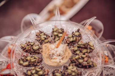 Parti için yemek servisi. Aperatifleri kapatın. Parti yılanları