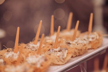 Parti için yemek servisi. Aperatifleri kapatın. Parti yılanları