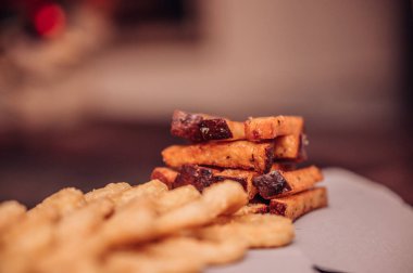 Sarımsaklı, yağlı ve tuzlu çavdar ekmeği.