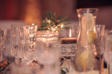 Ev yemeği masasında boş kristal bardaklar. Restoran, kristal bardaklı ziyafet.