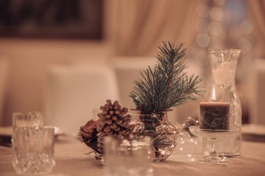 Restoran masası kuruldu. Ev yemeği masasında boş kristal bardaklar. Restoran, kristal bardaklı ziyafet.