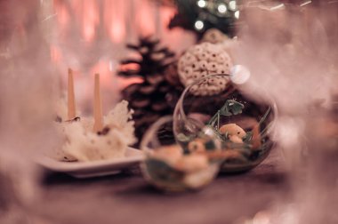 Restoran masası kuruldu. Ev yemeği masasında boş kristal bardaklar. Restoran, kristal bardaklı ziyafet.