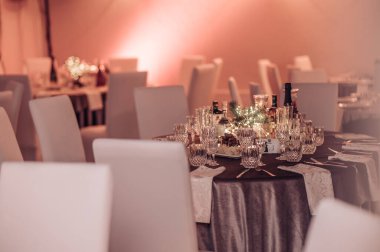 Restoran masası kuruldu. Ev yemeği masasında boş kristal bardaklar. Restoran, kristal bardaklı ziyafet.