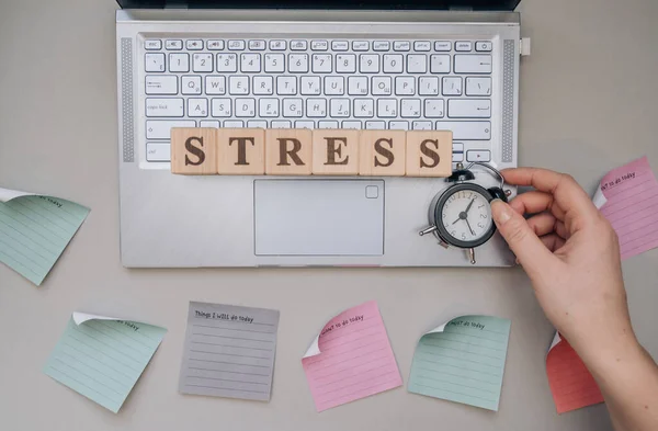 Parola Stress Cubi Legno Laptop Appunti Cancelleria Ufficio Una Scrivania — Foto Stock