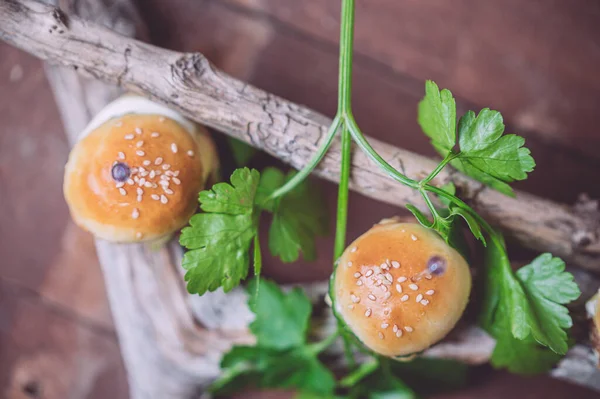 Nahaufnahme Von Oben Auf Mini Rindfleisch Burger Isoliert Auf Holz — Stockfoto