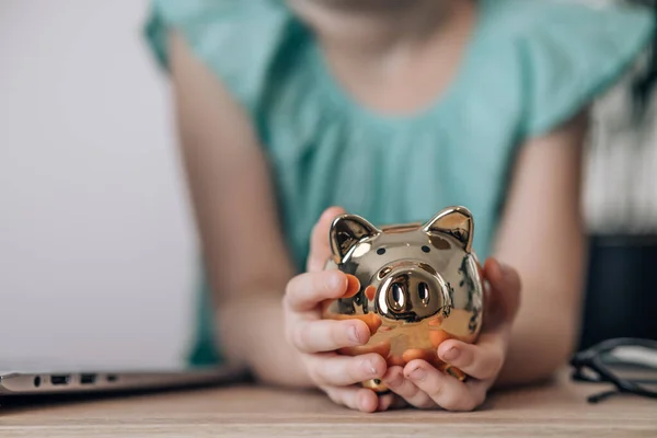 Economia Familiar Pouco Caucasiano Menina Segurando Porquinho Banco Mãos — Fotografia de Stock